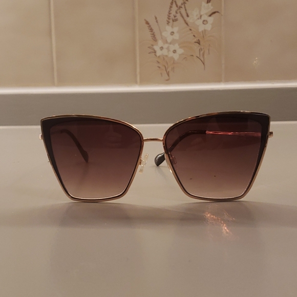Gold-frame square cat-eye sunglasses - Picture 1 of 3